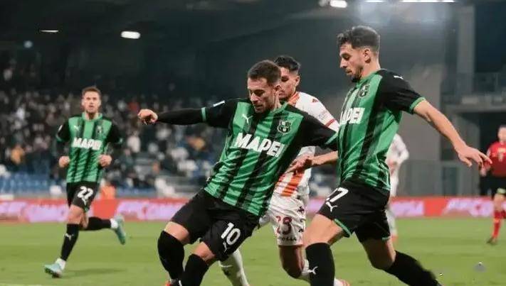 意甲争四乱成一锅粥，21岁中场创五大联赛纪录，科莫给尤文送上大礼